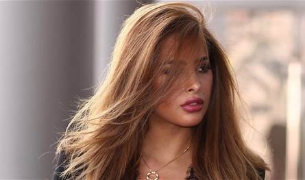 انهار سقف منزلها بشكل مفاجئ.. هذا ما حصل مع هذه المؤثرة الشهيرة (فيديو)