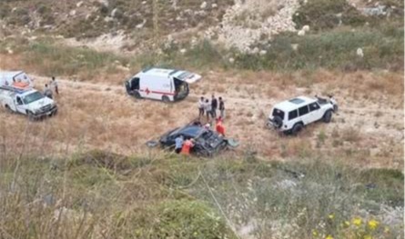 حادث مروع.. انحراف سيارة وانزلاقها إلى الوادي على طريق كفردجال (صور)
