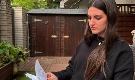 السلطات تلاحقها... اكتشفت زواجها من رجل لم تره بعد سرقة محفظتها