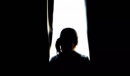 تعرّضت للخيانة من أقرب الناس.. فنانة شهيرة تكشف: كانت صدمة لما اكتشفت قلة الأصل (فيديو)