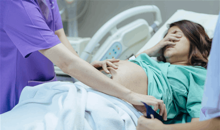 كارثة في غرفة الولادة.. &quot;إبرة الظهر&quot; تصيب أم بالشلل!