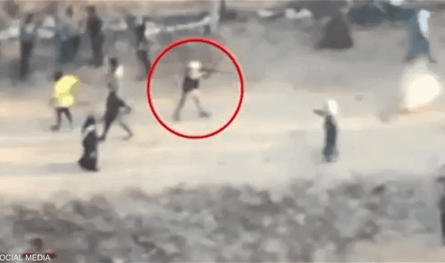 مشاهد درون ترصد لحظة مهاجمة سكان غزة أثناء استلام المساعدات
