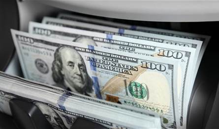 الدولار يتراجع مع تصاعد توترات التجارة قبيل بيانات الوظائف