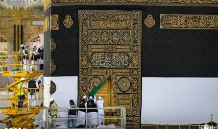 كم تبلغ تكلفة كسوة الكعبة وما المواد المستخدمة في صناعتها؟