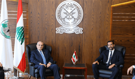 وزير الدفاع عرض الاوضاع مع زواره