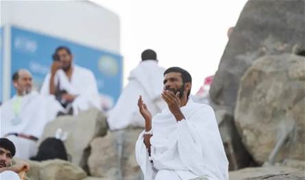توافد الحجاج إلى مشعر عرفات لأداء ركن الحج الأعظم