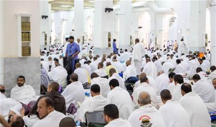 توافد الحجاج إلى مسجد نمرة للاستماع إلى خطبة عرفة
