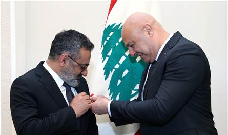 بالصور... الرئيس عون منح جورج خباز وسام الإستحقاق اللبناني الفضي