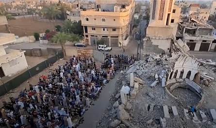 بين أنقاض المساجد المدمرة في غزة.. الفلسطينيون يؤدون صلاة عيد الأضحى