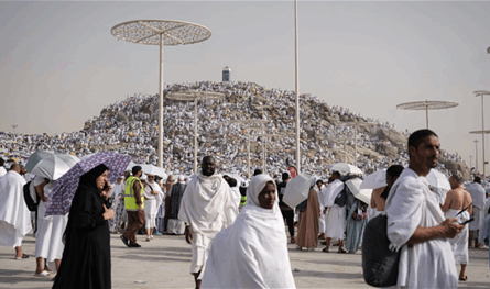 الحجاج يرمون الجمرات الثلاث في ثاني أيام عيد الأضحى