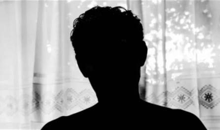 تعرّض لإصابة غامضة.. فنان معروف يُثير قلق جمهوره (صور)