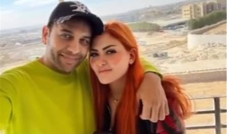 هي زوجته الثانية.. فنان شهير يوجه رسالة رومانسية لزوجته في عيد ميلادها (فيديو)
