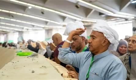 الحجاج يرمون الجمرات في ثالث أيام التشريق ويؤدون طواف الوداع بسلاسة