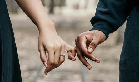 رسميًا: نجمة تُعلن ارتباطها بالممثل المعروف... وصور عاطفية توثق