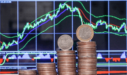 لماذا أصبح الروبل الروسي العملة الأقوى عالميًا في 2025؟