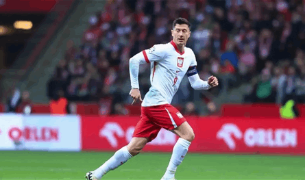 &quot;طعنة في الظهر&quot;.. وساطة لإنقاذ علاقة ليفاندوفسكي بمنتخب بلاده