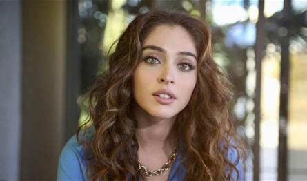 بشكل مُفاجئ.. إنفصال نجمة تركية شهيرة عن حبيبها بعد حب دام لسنوات