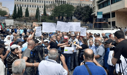 وقفة احتجاجية للمتقاعدين أمام السرايا تأكيداً على حقهم القانوني