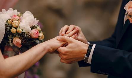 ركع على ركبتيه أمامها.. النجمة الشهيرة تُعلن خطبتها (صورة)