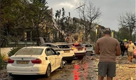 المواجهة مستمرة بين إسرائيل وإيران.. طهران أطلقت فجرا دفعة سادسة من الصورايخ ودمار كبير في تل أبيب