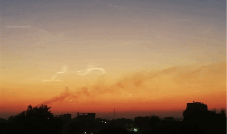 بعد ضربات إيران.. ظهور أجسام مضيئة غامضة في سماء دولة عربية (صور) 