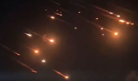 فيديو من لبنان.. شاهدوا لحظة سقوط صواريخ إيران على إسرائيل
