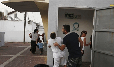 بينما تنهال الصواريخ الإيرانية.. هذا ما فعلته نجمة أميركية داخل ملجأ إسرائيلي