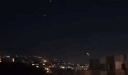 بدت واضحة جداً.. شاهدوا لحظة مرور الصواريخ الايرانية فوق لبنان!
