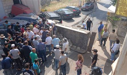 حادث مروّع عند مستديرة حمانا.. انقلاب شاحنة واصطدامها بعدة سيارات