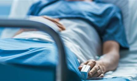أصيب بشلل في الوجه وفقدان السمع.. نجم تركي شهير يروي ما حصل معه (صورة)