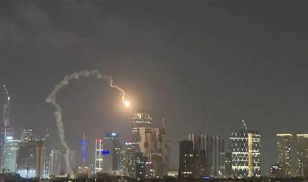 انطلق ثم عاد وسقط بين الأبنية.. فشل صاروخ اعتراضي إسرائيلي وسط تل أبيب (فيديو)