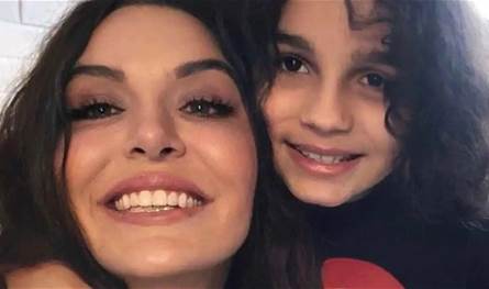 ممثلة تقيم جنازة مؤثرة لطفلها بعد فشل &quot;إعادة إحيائه&quot;!