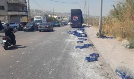 سقوط جزء من حمولة شاحنة على طريق عام ‫الحدث الشويفات
