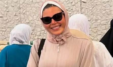 بعد عودتهما من الحج.. &quot;وصلة غزل&quot; بين فنانة شهيرة وزوجها! (صورة)