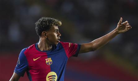 نجم برشلونة يرتبط بعدّة فتيات في عام واحد!