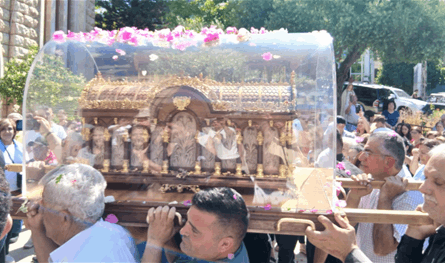 جبيل تستقبل ذخائر القديسة تريزيا وسط الورود والتراتيل