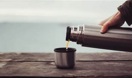 الموت البطيء.. وفاة رجل بعد عقد من استخدامه لترمس قهوة صدئ!