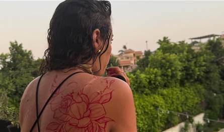 مدت لسانها وغطت جسدها بـ&quot;وشوم الحنة&quot;.. فنانة شابة تُثير الجدل بجرأتها شاهدوا الصور