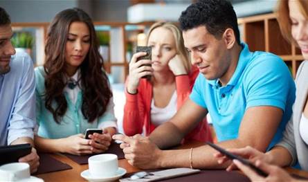 7 عادات استخدام للهواتف الذكية.. تعزز قوة الدماغ