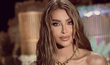 برفقة شقيقتيها... ممثلة سورية شهيرة ترقص بعفوية وطرافة (فيديو)
