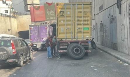 تعطل شاحنة قبل نفق المطار باتّجاه خلدة وحركة المرور كثيفة في المحلة
