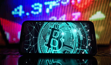 بيتكوين تنخفض تحت الضغط وسط توتر إقليمي.. الزخم يتراجع رغم التوجه الصعودي العام