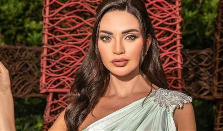 داليدا خليل بإطلالة ساحرة بفستان مكشوف وجلسة تصوير لافتة (صور)