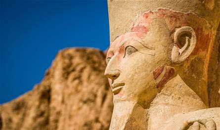 ما الأسباب الحقيقية وراء محو آثار الملكة حتشبسوت؟