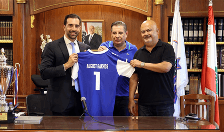 نادي الأنوار الجديدة قدم كأس المركز الثاني لبطولة الطائرة وقميص الفريق الى اوغست باخوس