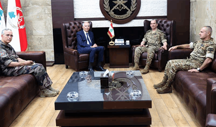 قائد الجيش عرض مع السفير الفرسي ووفد بريطاني التطورات