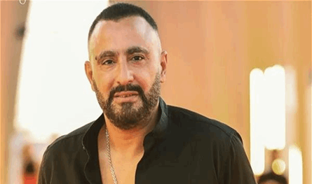 عانقها وغنى لها.. أحمد السقا يُثير الجدل بتصرفاته بعيد ميلاد مصوّرة شهيرة والأخيرة تحذف الفيديوهات