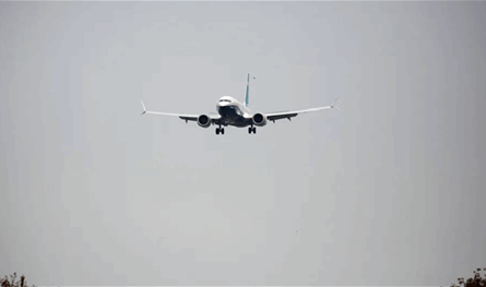 طائرة هبطت إضطراريّاً في مطار عربيّ... ما حصل على متنها مُحزن