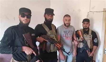 بعد انتشار فيديو لإحراقه بطاقة تسوية وضعه... هذا ما حلّ بمجنّد سابق في عهد الأسد!