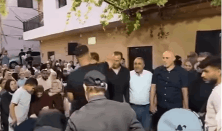 فيديو لنائب &quot;يدبك&quot;.. الأموال &quot;تُرشّ&quot; عليه!